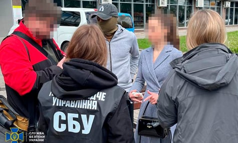 СБУ затримала працівницю сумського вишу за вимагання хабарів
