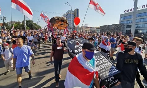 Гроб, таракан и креативные плакаты: как белорусские протестующие Лукашенко с днем рождения поздравили
