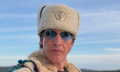 Тризуб замість двоголового орла. Британський співак, якого розкритикували за шапку з гербом рф, показав нову