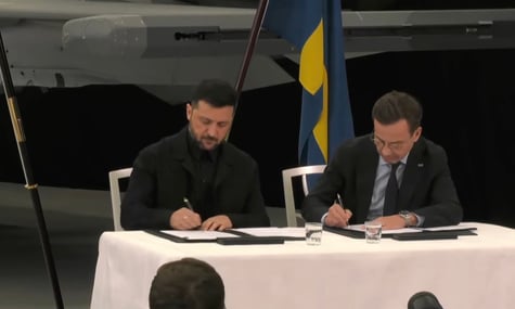 Президент України Володимир Зеленський та прем’єр-міністр Швеції Ульф Крістерссон під час підписання угоди 22 жовтня