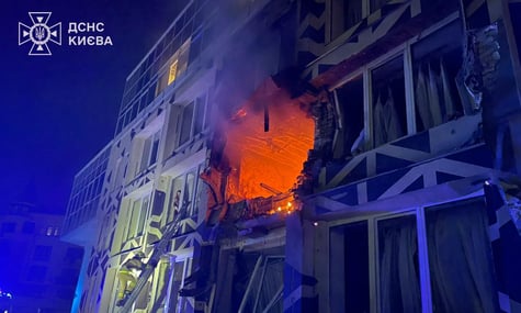 Постраждала від російської атаки будівля в Оболонському районі Києва, 5 січня 2026 року Постраждала від російської атаки будівля в Оболонському районі Києва, 5 січня 2026 року