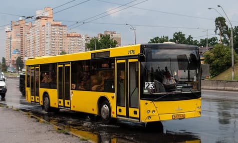 На зупинках Києва встановили 100 електронних табло з інформацією про прибуття транспорту
