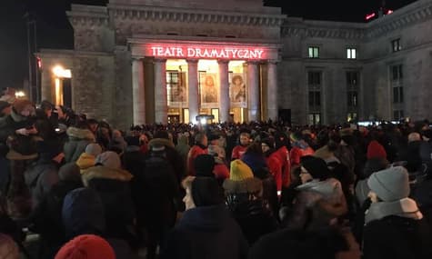 У Польщі тисячі людей вийшли на вулиці, аби вшанувати пам’ять мера Гданська