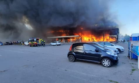 Окупанти вдарили ракетами по ТЦ у Кременчуку: є загиблі та постраждалі (ДОПОВНЕНО)