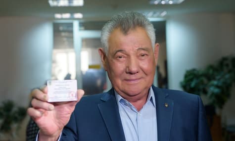 У Києві екс-мер та кандидат у депутати Омельченко пригощав виборців овочами та наливкою — ОПОРА