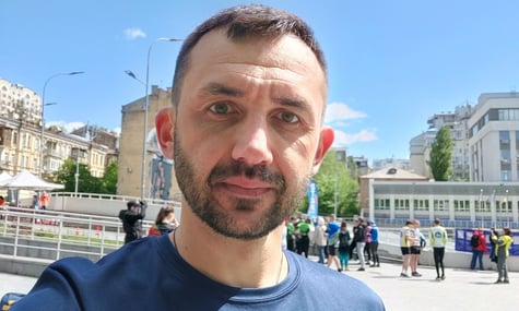 Професор КШЕ за допомоги ChatGPT написав статтю про вигадану країну й опублікував її в журналі, де друкуються відомі політики — «Бабель»