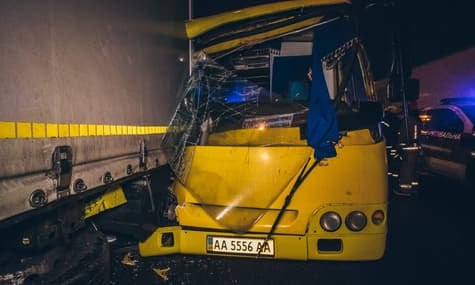 У Києві на Кільцевій маршрутка в'їхала у вантажівку: є постраждалі