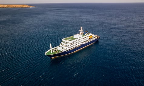 Краєвид на круїзний лайнер MV Hondius, що стоїть біля порту Праї, столиці Кабо-Верде, 3 травня 2026 року