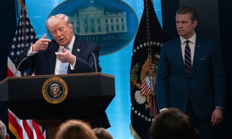 Гегсет вводить в оману Трампа неправдивими й хвалькуватими звітами щодо війни в Ірані — WP