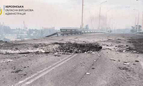 В Херсоне показали, как выглядит атакованный мост в район Корабел. Местных просят выехать