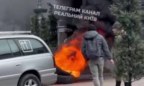 Під стінами Київської міської адміністрації підпалили шини. Поліція затримала чоловіка (ВІДЕО)