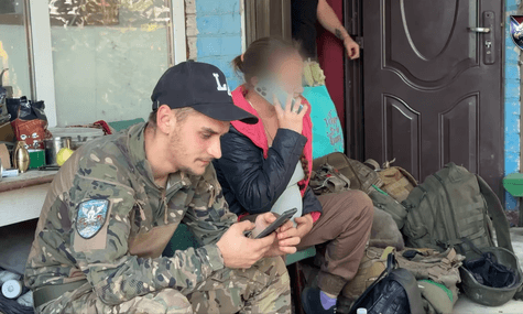 Жінка на 9 місяці вагітності намагалася виїхати з Покровська на велосипеді. Їй допомогли військові