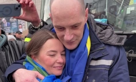 «Ви вже такі дорослі»: Звільнений з полону захисник вперше за роки розлуки поговорив з дітьми (ВІДЕО)