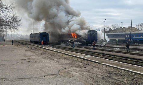 В результате удара рф по поезду в Николаеве пострадал работник. За первые дни марта россияне уже 18 раз атаковали железную дорогу.