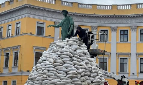 Памятник Дюку в Одессе обложили тысячей мешков, чтобы защитить от возможных разрушений