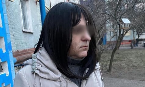 У Запоріжжі чоловік хотів уникнути мобілізації, пішовши по каву в жіночому одязі. Але його все одно доставили в ТЦК