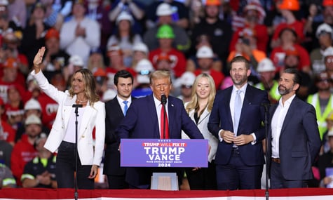 Родина Трампа хоче зареєструвати торгові марки на використання його імені у назвах аеропортів