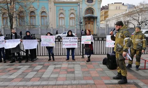 Під Радою влаштували акцію на підтримку закону про мову