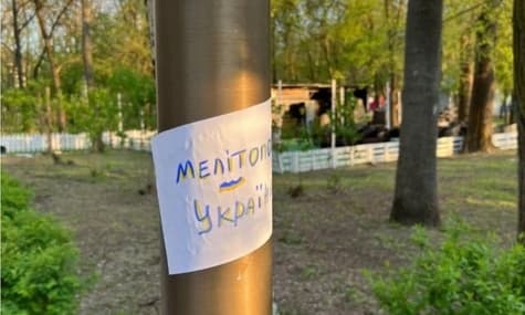 У Мелітополі невідомі розклеюють листівки з підтримкою України