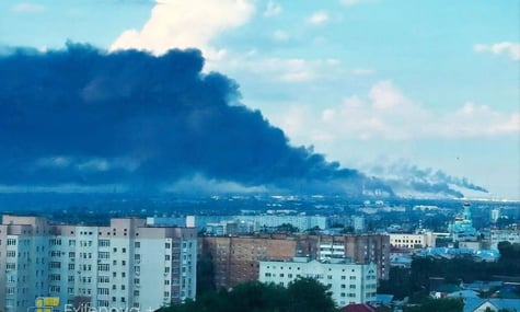 У Сизрані спалахнув нафтопереробний завод після атак безпілотників (ФОТО, ВІДЕО)