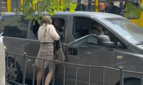 У Львові люди побили вікна в автівці військових ТЦК під час мобілізації чоловіка. У центрі відреагували