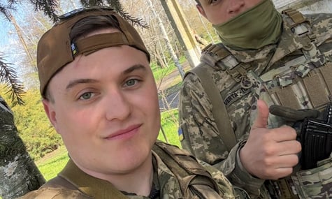 Побачили в емблемі «вовчий гак». Політика від AfD, який воював за Україну, оштрафували через репост фото із символікою «Азову»