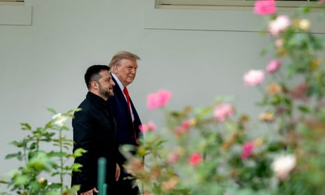 «Щоразу, як забиватиму м'яч, думатиму про вас». Трамп подякував військовому ЗСУ за подаровану ключку