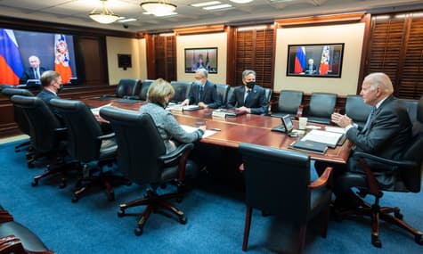 Байден та Путін обговорили Україну: США пригрозили санкціями у разі агресії, Кремль хоче гарантій нерозширення НАТО