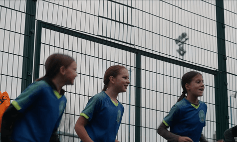 «Йшла в українській формі з тренування, чую — щось жужить. Підіймаю голову, а там дрон» — 11-річна Марія-Анна про життя в Херсоні