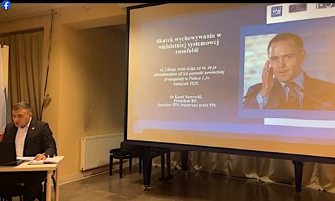 Скриншот з онлайн-трансляції лекції Євгена Ткачова у російському центрі науки та культури у Варшаві, 4 грудня 2025 року