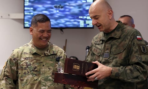 У 2024 році генерал зі США зазнав струсу мозку після літра чачі, випитої на вечірці в Києві. Також він губив у поїзді секретні документи