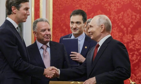 Під час переговорів щодо війни в Україні США і росія обговорюють багатомільярдну угоду щодо активів «Лукойлу» — NYT