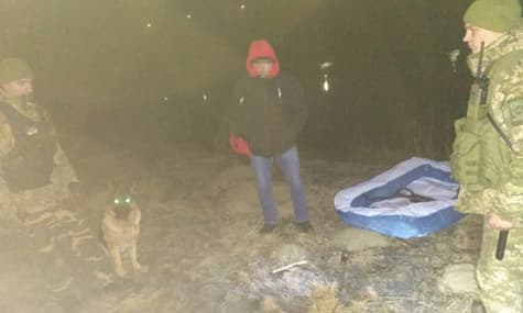 Мужчина хотел переплыть Днестр в Молдову в надувном детском бассейне: его задержали пограничники