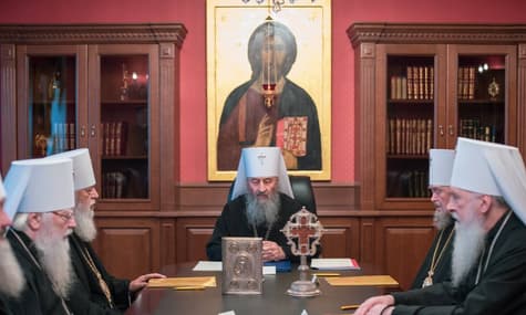 «Зустрінемось на церковній території»: представники УПЦ МП не поїхали на зустріч з Порошенком в «Українській дім»