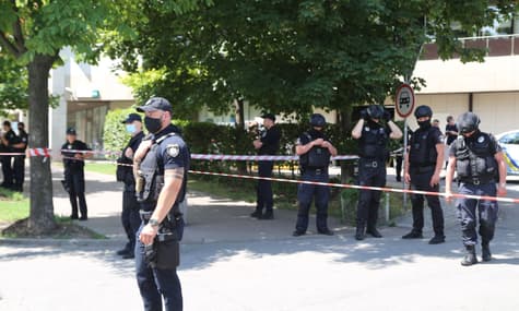 В Киеве неизвестный ранил полицейского и гражданского, правоохранители начали спецоперацию