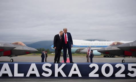 Трамп и путин пожали друг другу руки и начали встречу