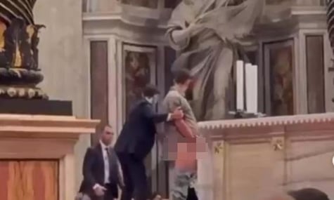 У соборі Святого Петра чоловік вирішив справити потребу перед вірянами й туристами. Папі Леву розповіли це