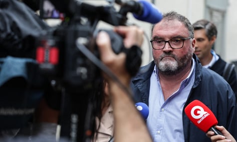 Колишній французький анестезіолог Фредерік Пеш'є спілкується з пресою після прибуття до будівлі суду у французькому Безансоні, 8 вересня 2025 року