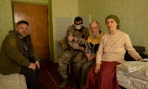 «Бабушка с флагом СССР», образ которой использует российская пропаганда, на самом деле благодарит украинскую армию