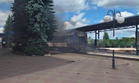 росіяни атакували вокзал у Сумах — уламки «шахеда» впали на поїзд