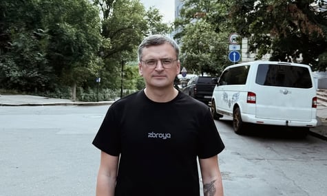 Італійські медіа написали, що ексочільник МЗС Кулеба «втік з України» в Польщу. У нього заперечили