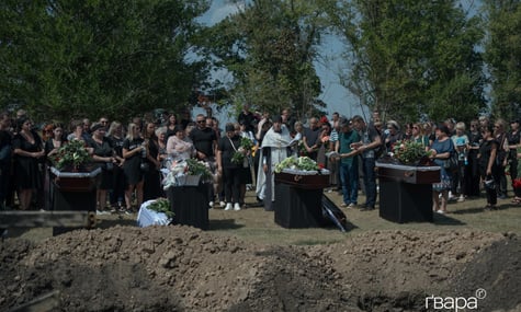 В Харькове простились с семьей, погибшей в результате российских обстрелов. Младшему ребенку было 1,5 года