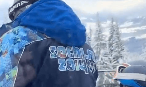 Чоловіком, який у Буковелі носив куртку, схожу на мерч Олімпіади в Сочі, виявився іноземець. Він купив її у місцевих