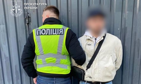 У Києві іноземець наклеював на автівки символіку ЗСУ, а потім підпалював їх за гроші спецслужб рф — прокуратура
