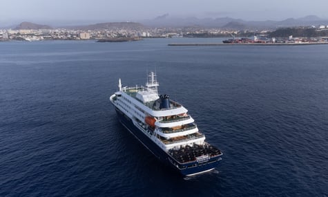 Круїзний лайнер MV Hondius біля порту Праї, столиці Кабо-Верде, 5 травня 2026 року