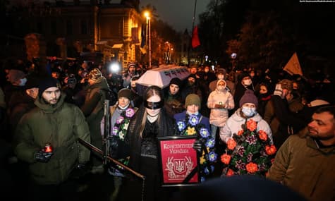 Под Офисом президента на годовщину дела Шеремета прошли символические «похороны правосудия». Столкновений не было