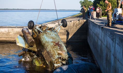 Водолазы подняли со дна Киевского водохранилища российский вертолет с экипажем. Его сбили в первые дни войны