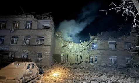 Оккупанты атаковали Селидово — попали в пятиэтажку и больницу. Есть погибшие и раненые