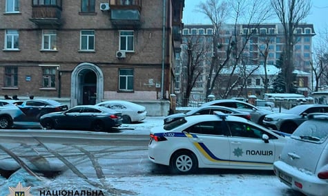 Медіа написали, що в Києві після російських ударів замерзла жінка, що пережила Голокост. КМДА каже: причина не в холоді