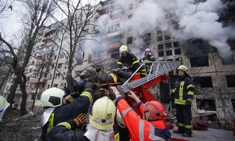 У Києві снаряд влучив у житлову 9-поверхівку: є загиблі та поранені